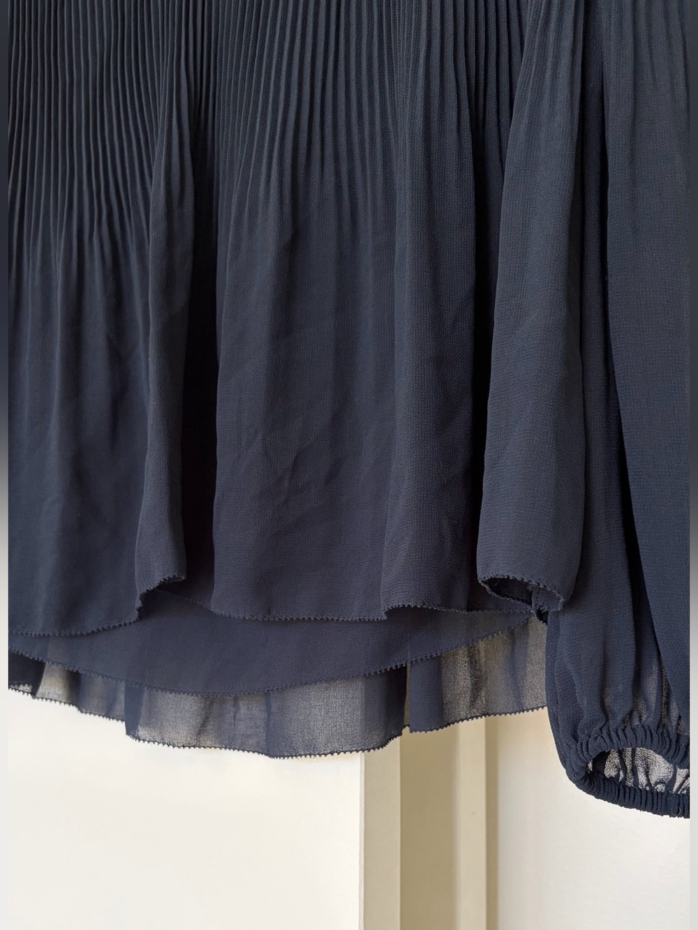 Wilfred Aritzia Navy Pleated Chiffon Long Sleeve Blouse XXS - Picture 3 of 4